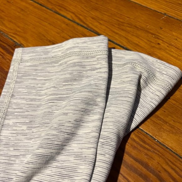 LULULEMON WUNDER UNDER CROP III SIZE 2 - Picture 4 of 4